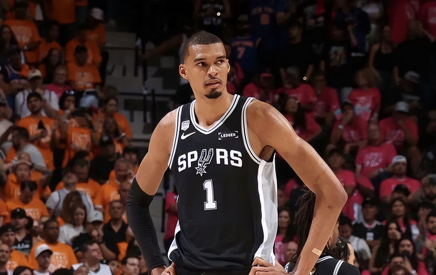 星空体育-NBA总决赛G1大比分0-1！马刺完败尼克斯！文班亚马狂砍26分难救主